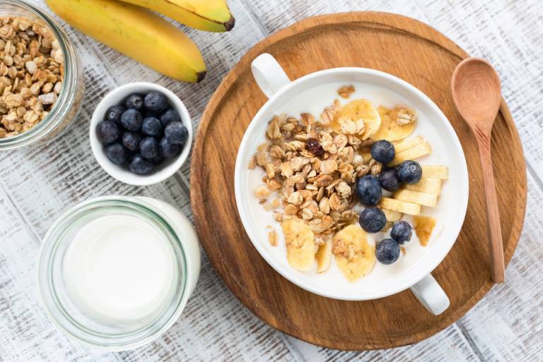 Granola med blåbär, banan och havremjölk