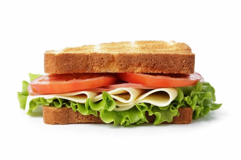 Ost och skinkmacka med tomat och sallad