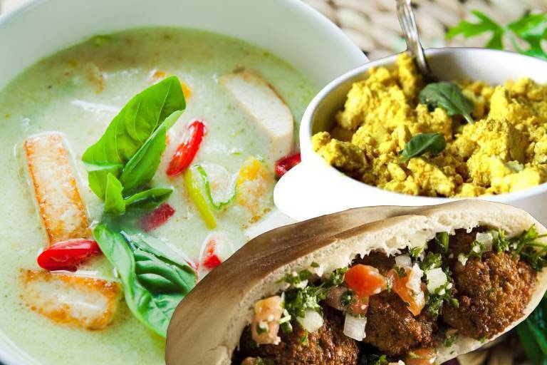 Grön curry, Scrambled Tofu och Falafel i bröd.