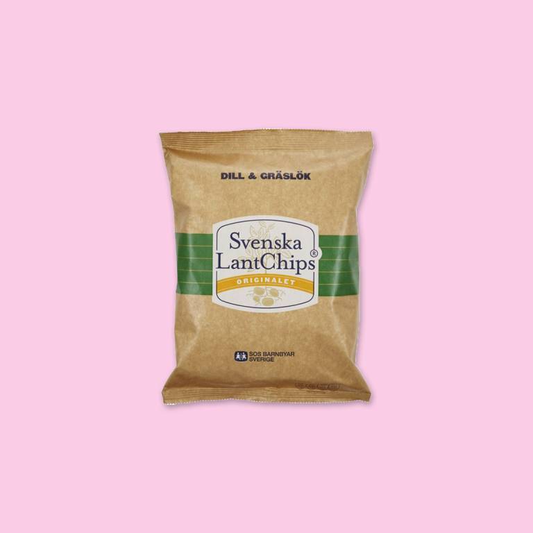 Chipspåse mot en ljusrosa bakgrund. 