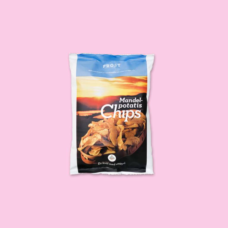 Chipspåse mot en ljusrosa bakgrund. 