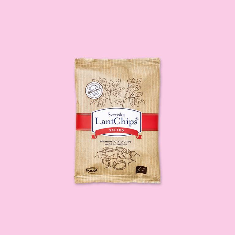 Chipspåse mot en ljusrosa bakgrund. 