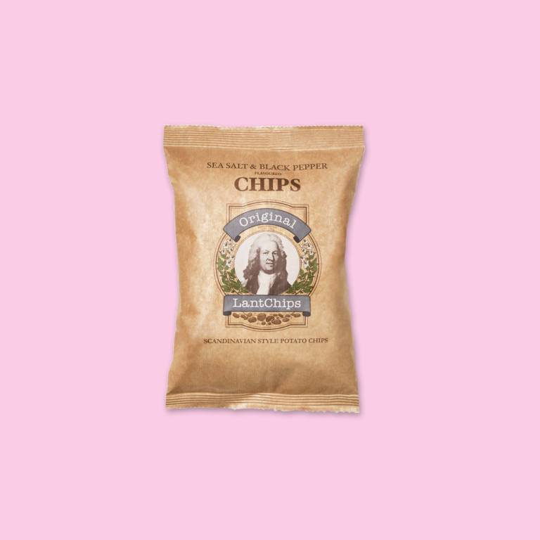 Chipspåse mot en ljusrosa bakgrund. 