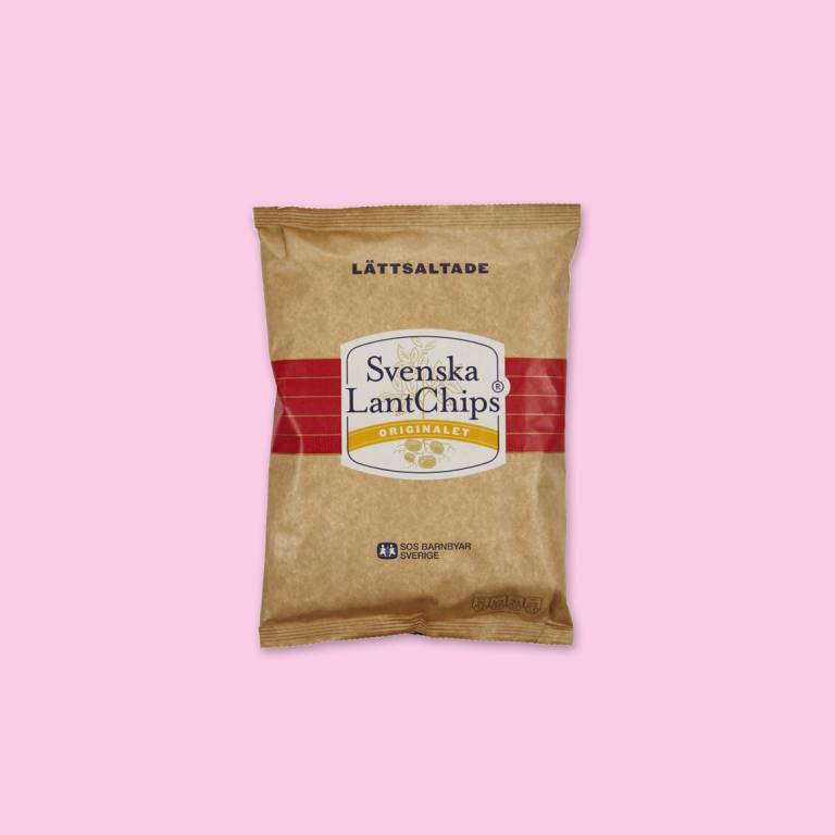 Chipspåse mot en ljusrosa bakgrund. 