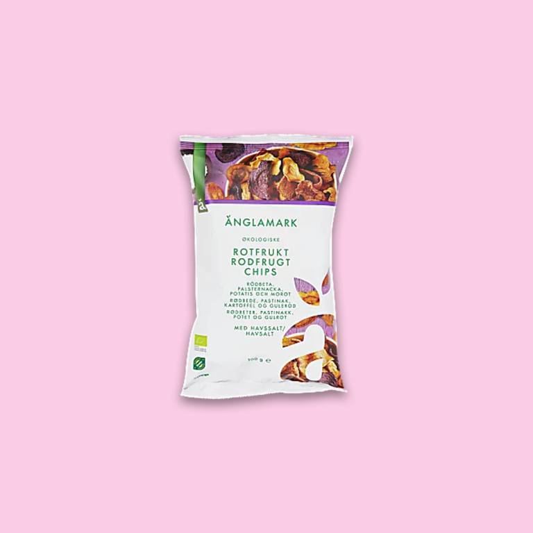 Chipspåse mot en ljusrosa bakgrund. 