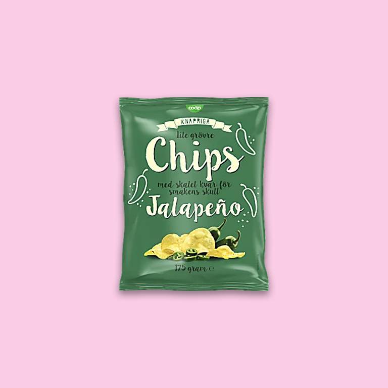 Chipspåse mot en ljusrosa bakgrund. 