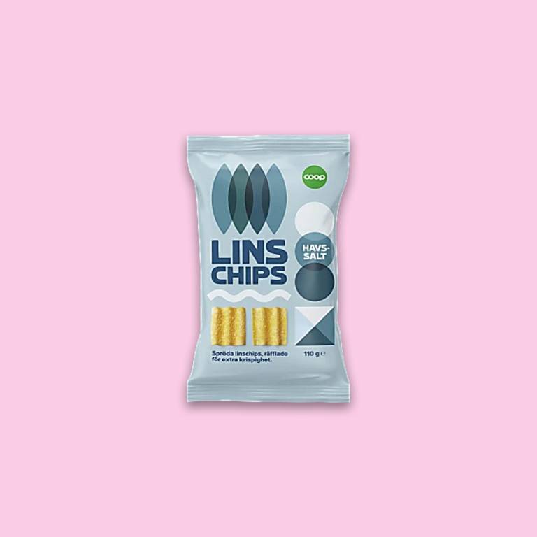 Chipspåse mot en ljusrosa bakgrund. 