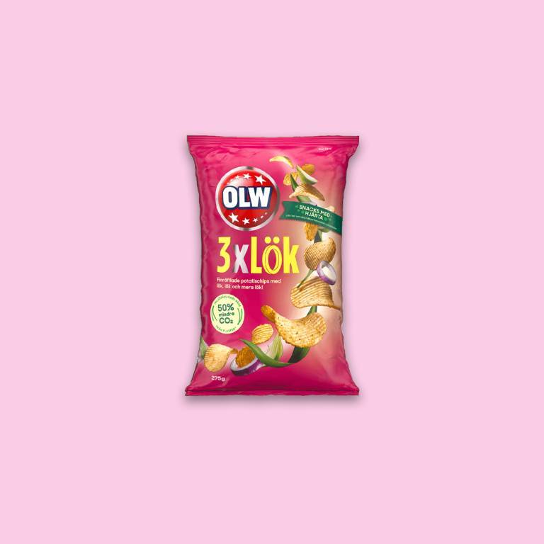 Chipspåse mot en ljusrosa bakgrund. 