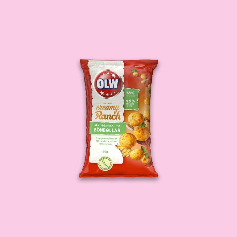 Chipspåse mot en ljusrosa bakgrund. 