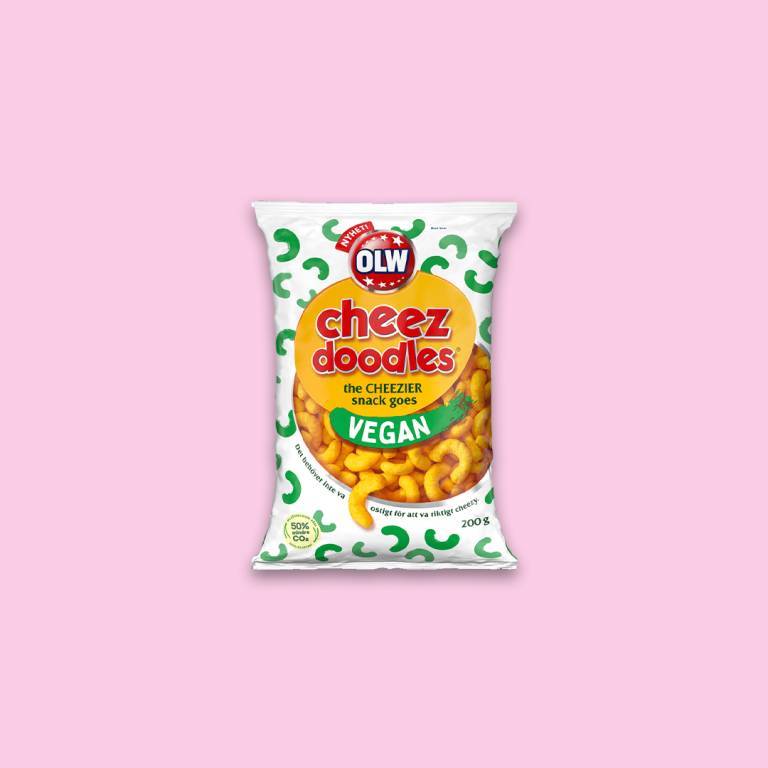 Chipspåse mot en ljusrosa bakgrund. 