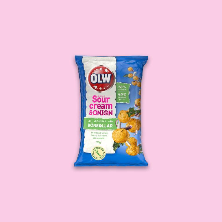 Chipspåse mot en ljusrosa bakgrund. 