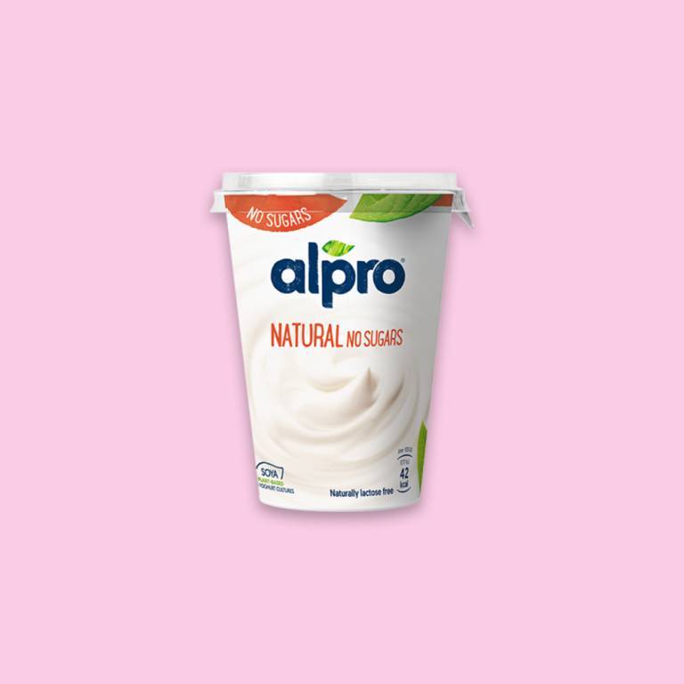 Växtbaserad yoghurt mot en ljusrosa bakgrund