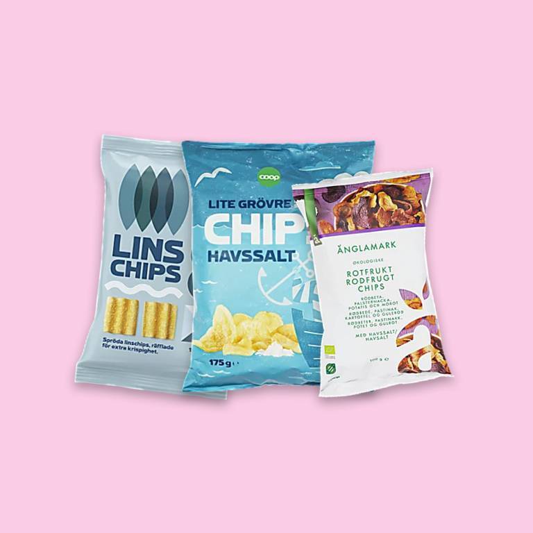 Chipspåsar uppradade mot en ljusrosa bakgrund. 
