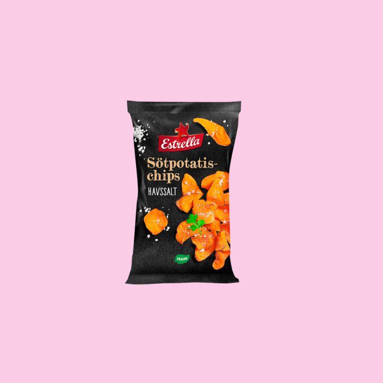 Chipspåse mot en ljusrosa bakgrund. 