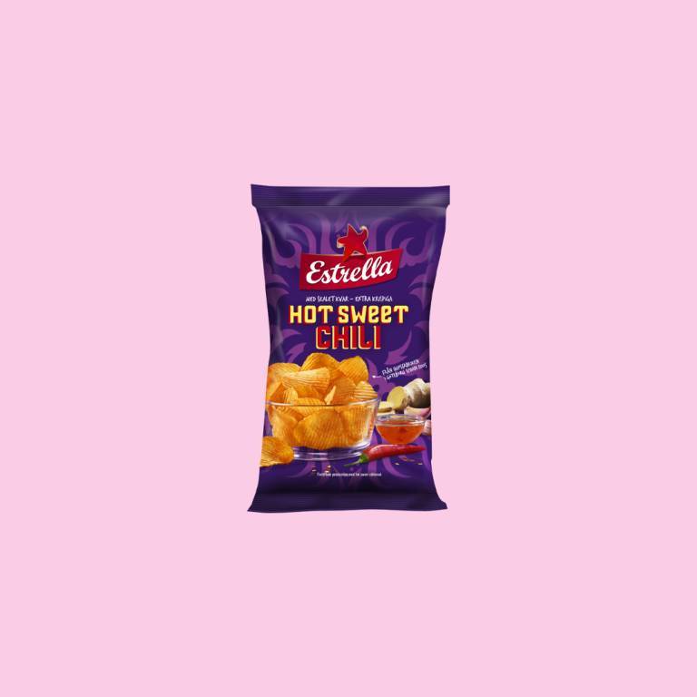 Chipspåse mot en ljusrosa bakgrund. 