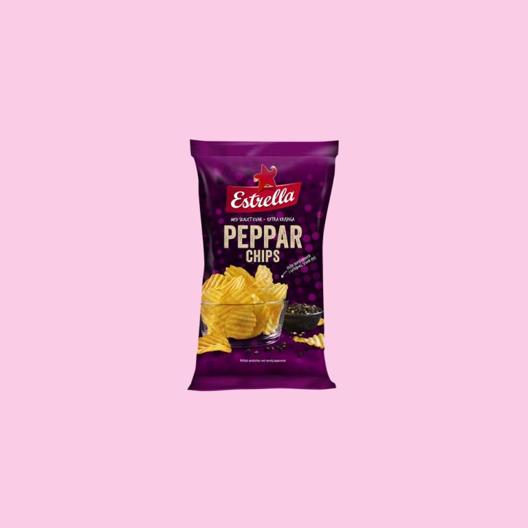Chipspåse mot en ljusrosa bakgrund. 