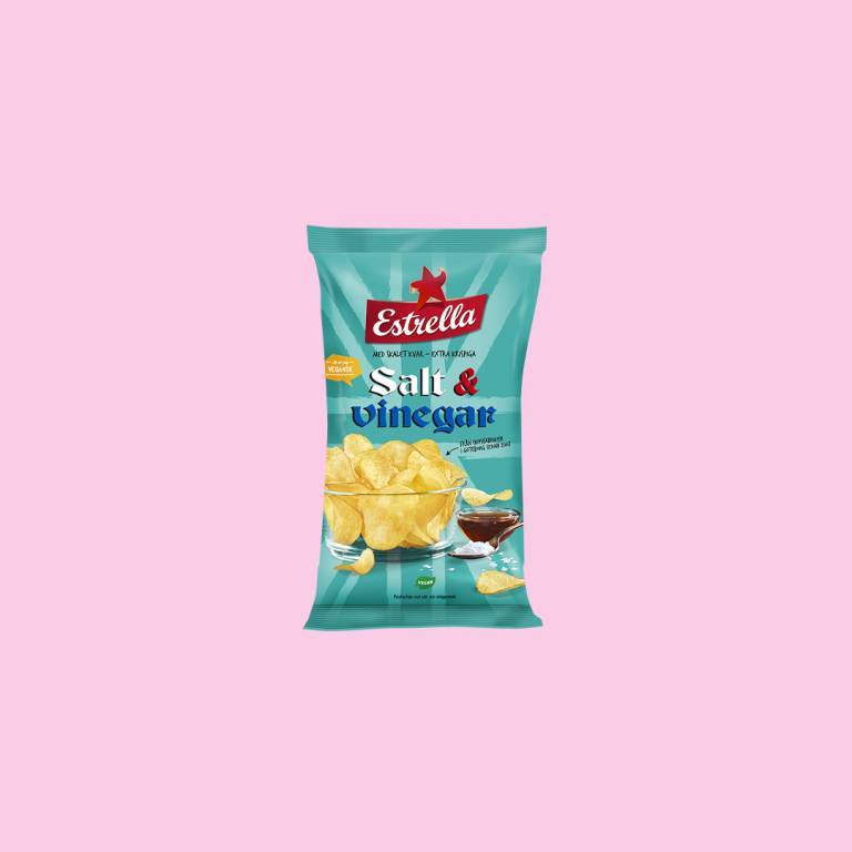 Chipspåse mot en ljusrosa bakgrund. 