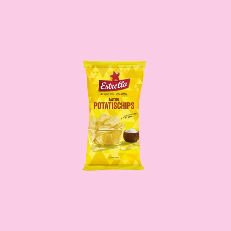 Chipspåse mot en ljusrosa bakgrund. 