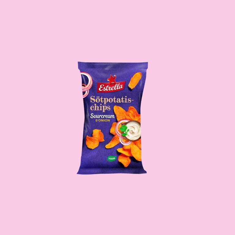 Chipspåse mot en ljusrosa bakgrund. 