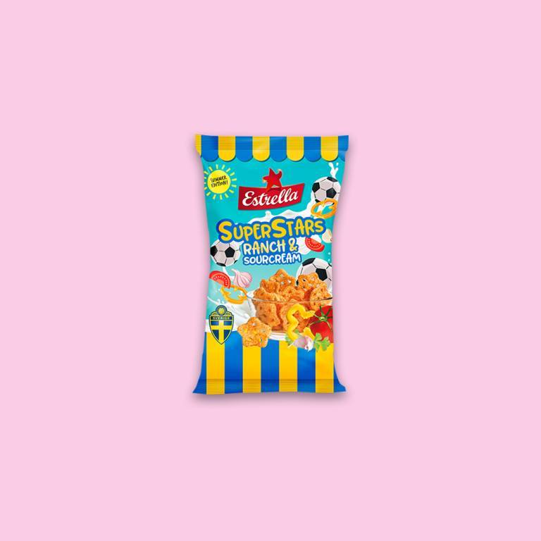 Chipspåse mot en ljusrosa bakgrund. 