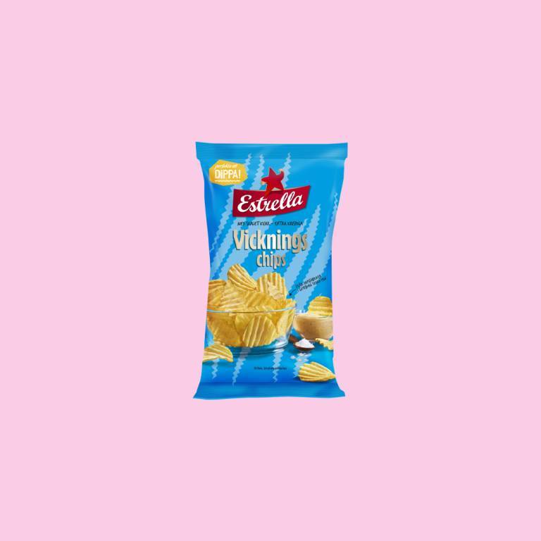 Chipspåse mot en ljusrosa bakgrund. 