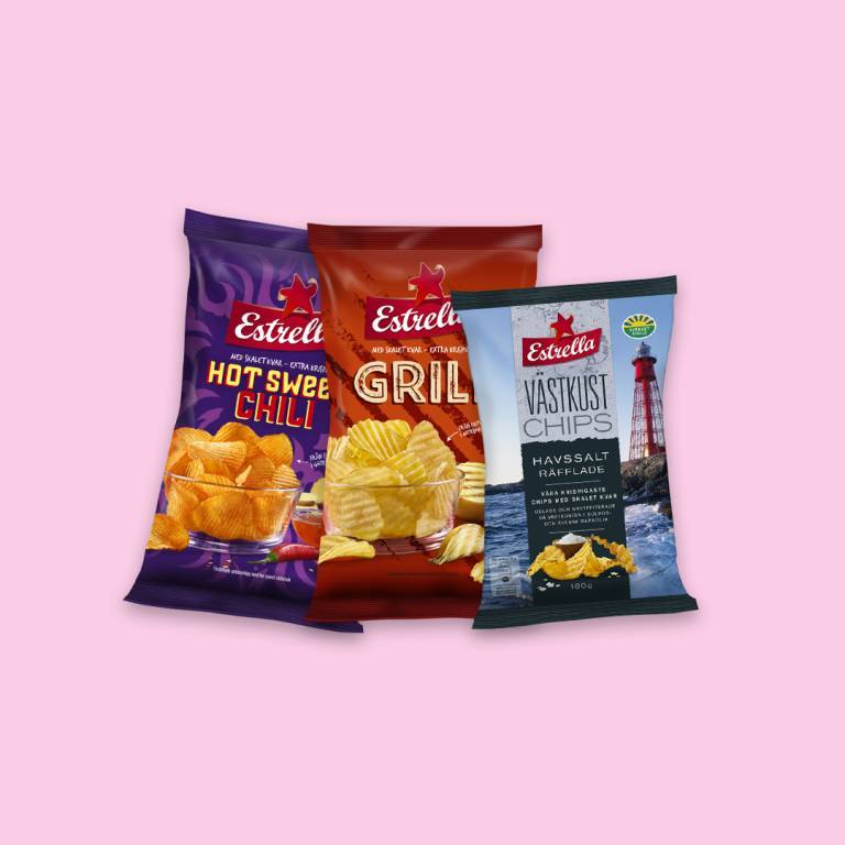Chipspåsar uppradade mot en ljusrosa bakgrund. 