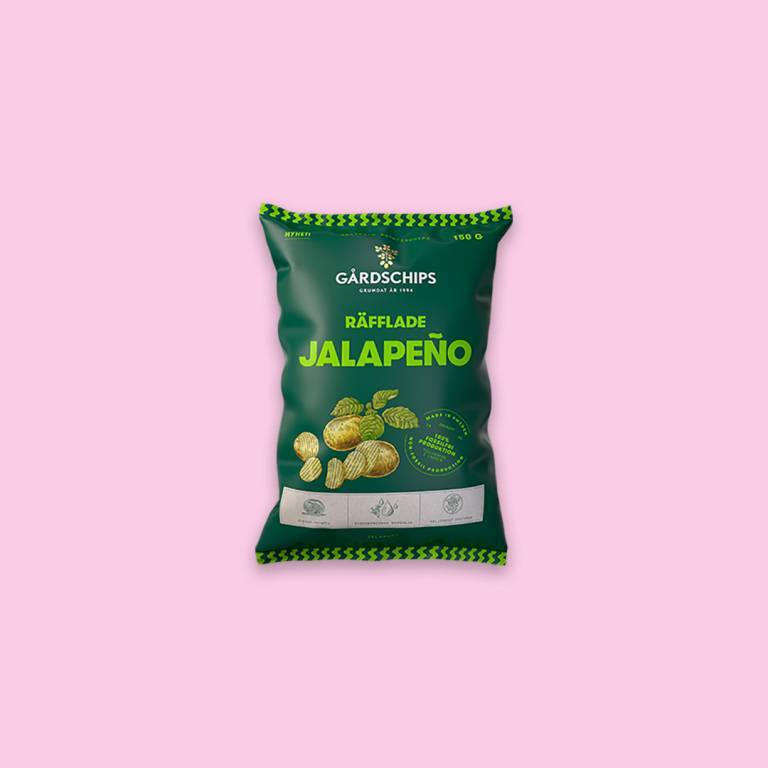 Chipspåse mot en ljusrosa bakgrund. 