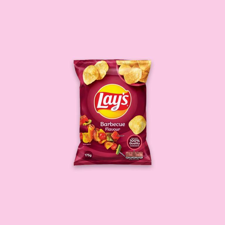 Chipspåse mot en ljusrosa bakgrund. 