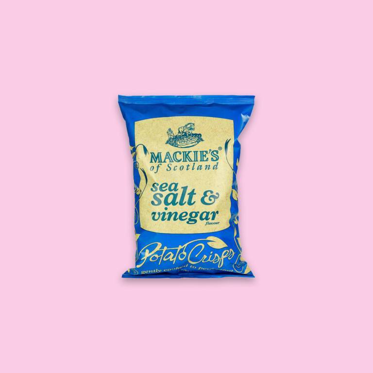 Chipspåse mot en ljusrosa bakgrund. 