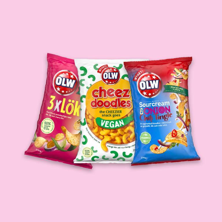 Chipspåsar uppradade mot en ljusrosa bakgrund. 