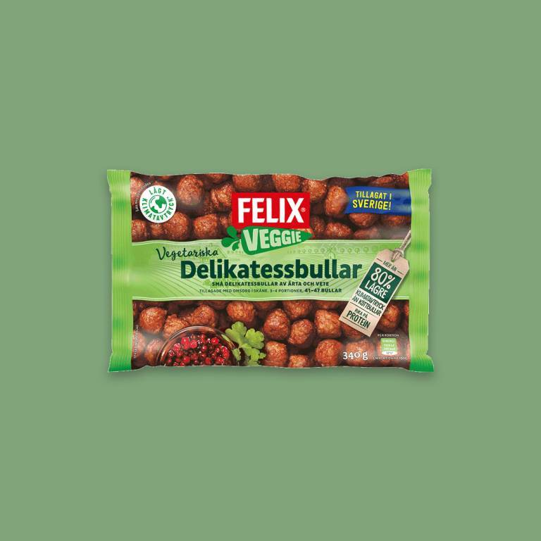 en påse veganska köttbullar mot en grön bakgrund