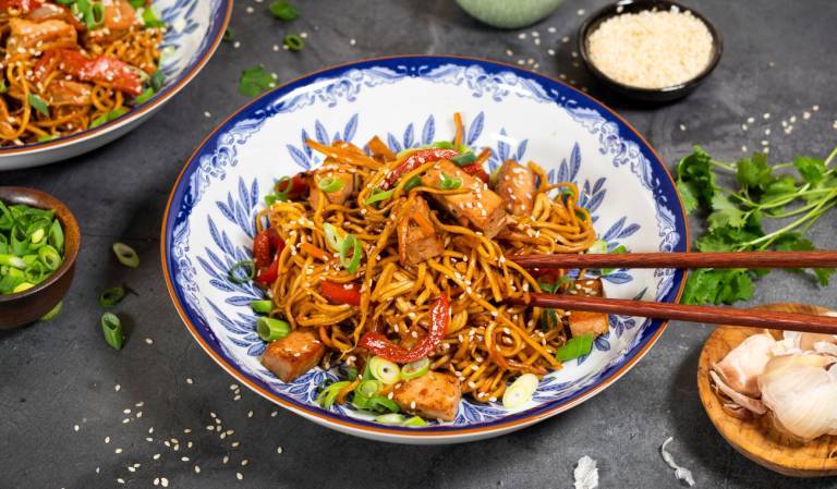 Nudelwok med marinerad tofu