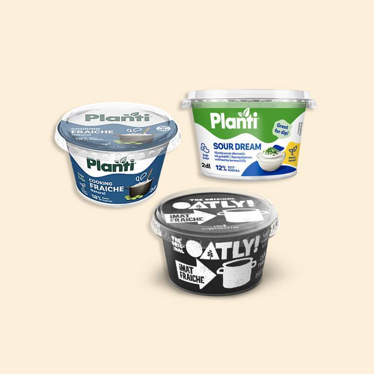 Tre förpackningar vegansk fraiche mot en ljusgul bakgrund