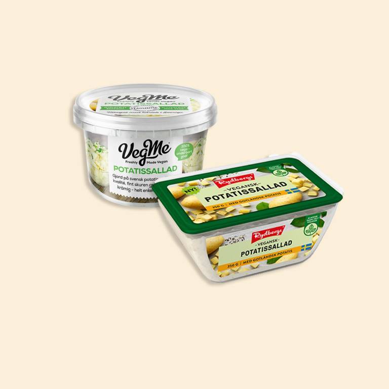 Två förpackningar vegansk potatissallad mot en ljusgul bakgrund
