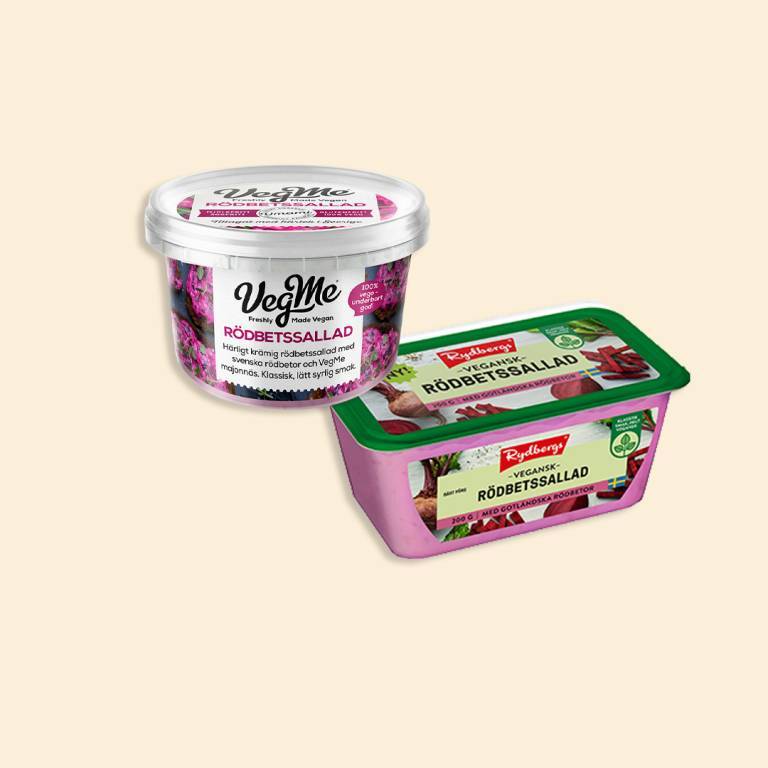 Två förpackningar vegansk rödbetssallad mot en vit bakgrund