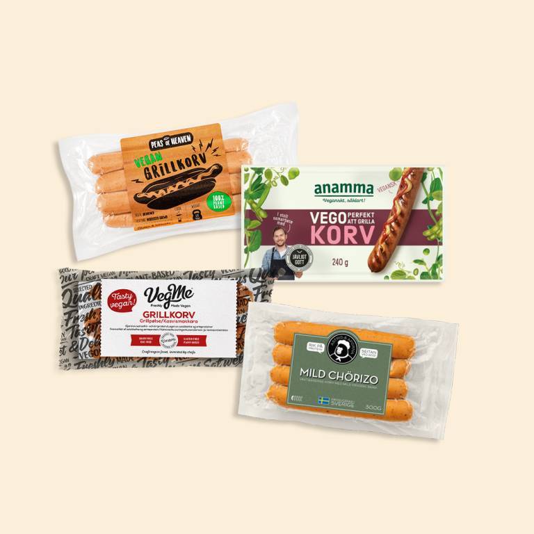 Fyra olika veganska korvförpackningar mot en ljusgul bakgrund