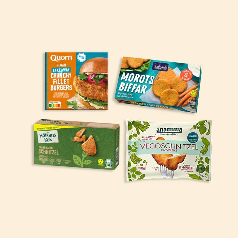 Fyra förpackningar panerade vegoprodukter utspridda på en ljusgul bakgrund. 
