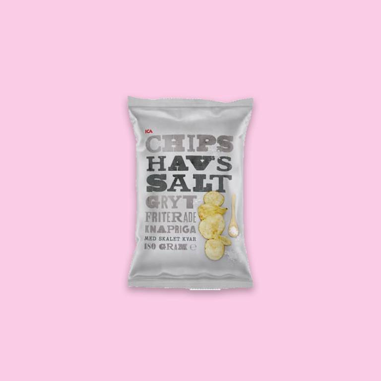 Chipspåse mot en ljusrosa bakgrund. 