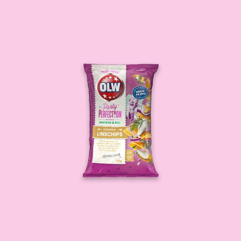 Chipspåse mot en ljusrosa bakgrund. 