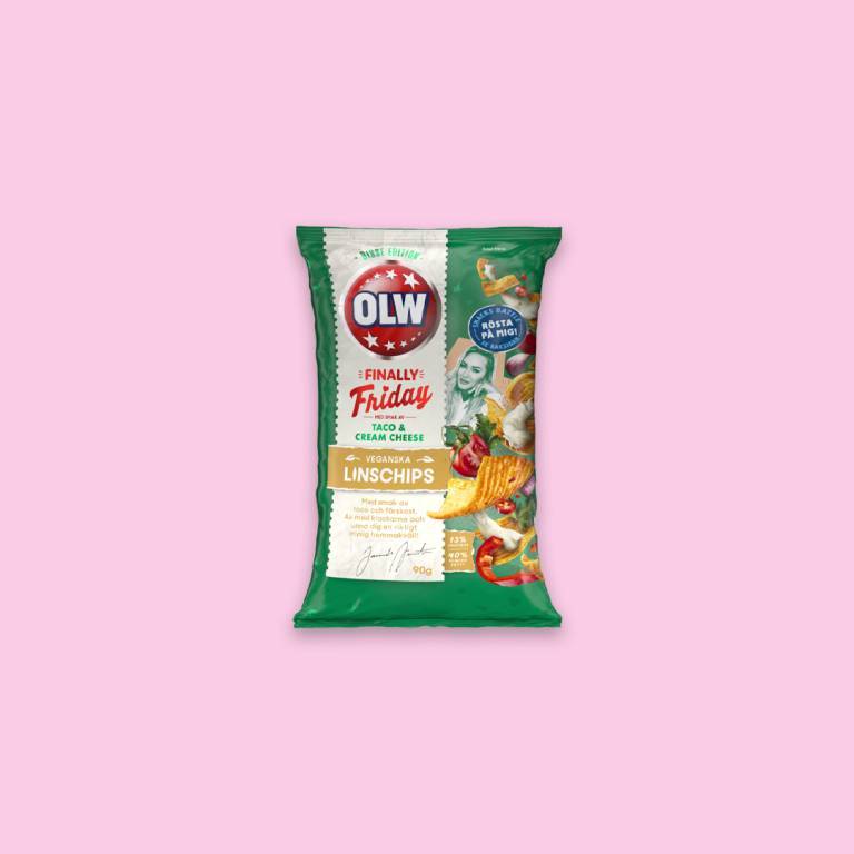 Chipspåse mot en ljusrosa bakgrund. 