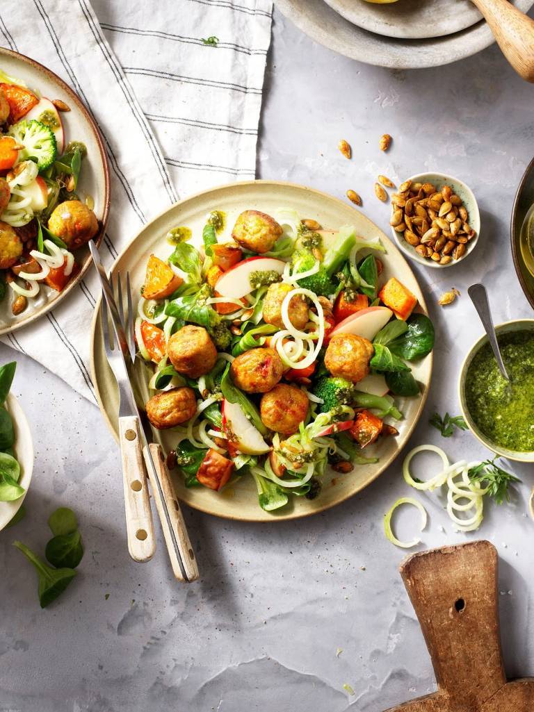 Bild uppifrån på en falafelsallad