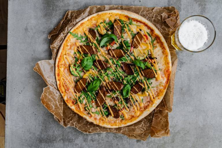En växtbaserad pizza, bild tagen uppifrån