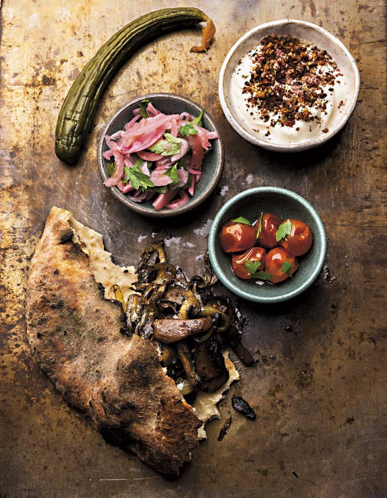 Svampkebab i pitabröd på ett träbord