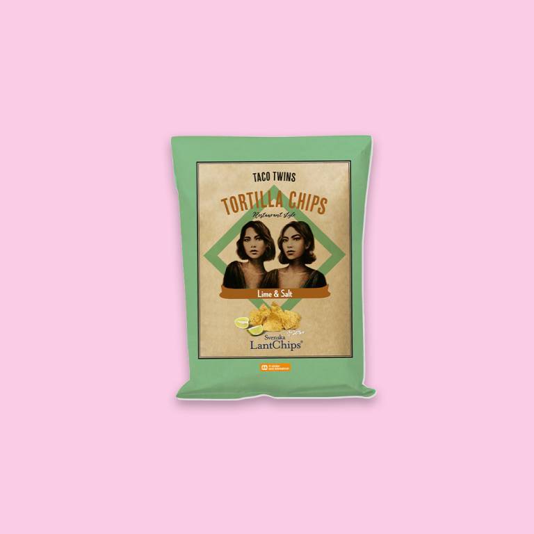en påse chips mot en ljusrosa bakgrund