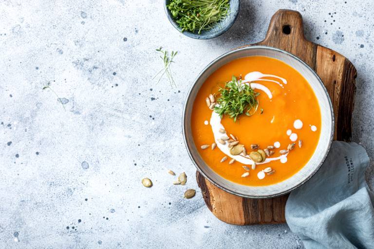 Butternut soppa på ett granitbord