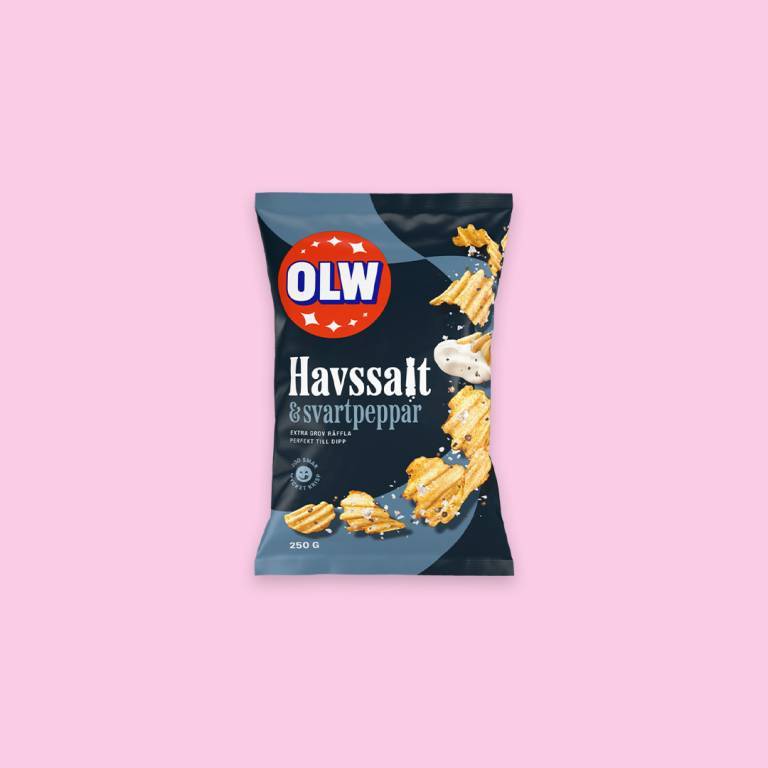 Chipspåse mot en ljusrosa bakgrund. 