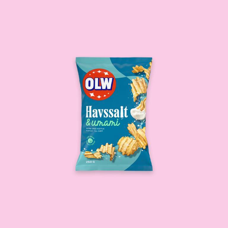 Chipspåse mot en ljusrosa bakgrund. 
