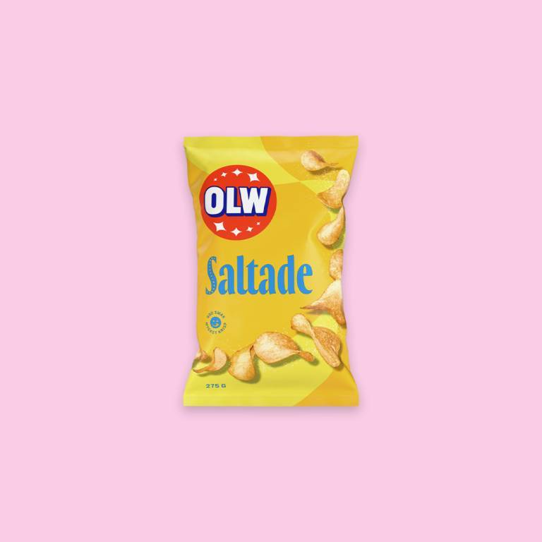 Chipspåse mot en ljusrosa bakgrund. 