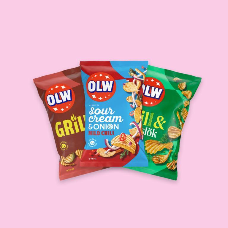 tre påsar chips mot en rosa bakgrund