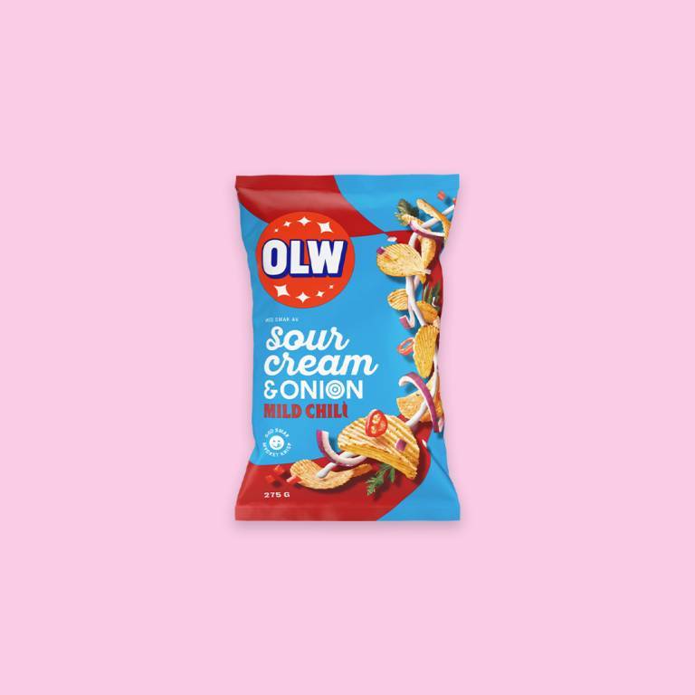 Chipspåse mot en ljusrosa bakgrund. 